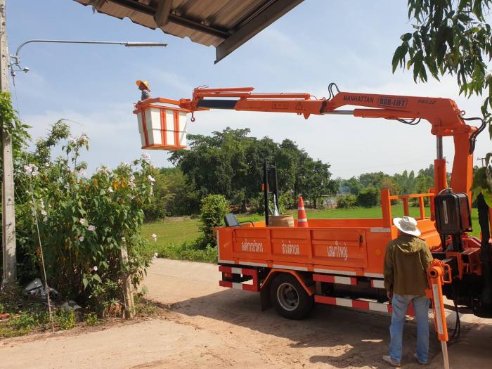 ลงปฏิบัติงานออกแก้ไขไฟฟ้าส่องสว่างสาธารณะ บ้านแจ้งสว่าง ม 11