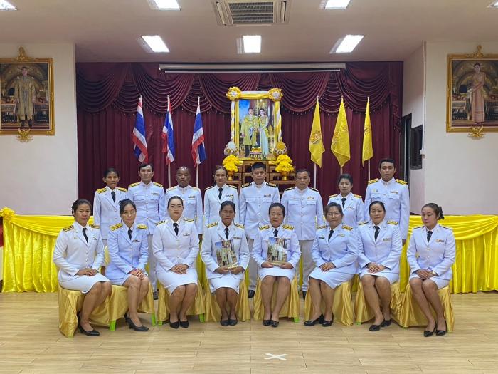พิธีพระราชทานพระบรมฉายาลักษณ์ พระบาทสมเด็จพระเจ้าอยู่หัว ที่ฉายกับสมเด็จพระนางเจ้าฯ พระบรมราชินี